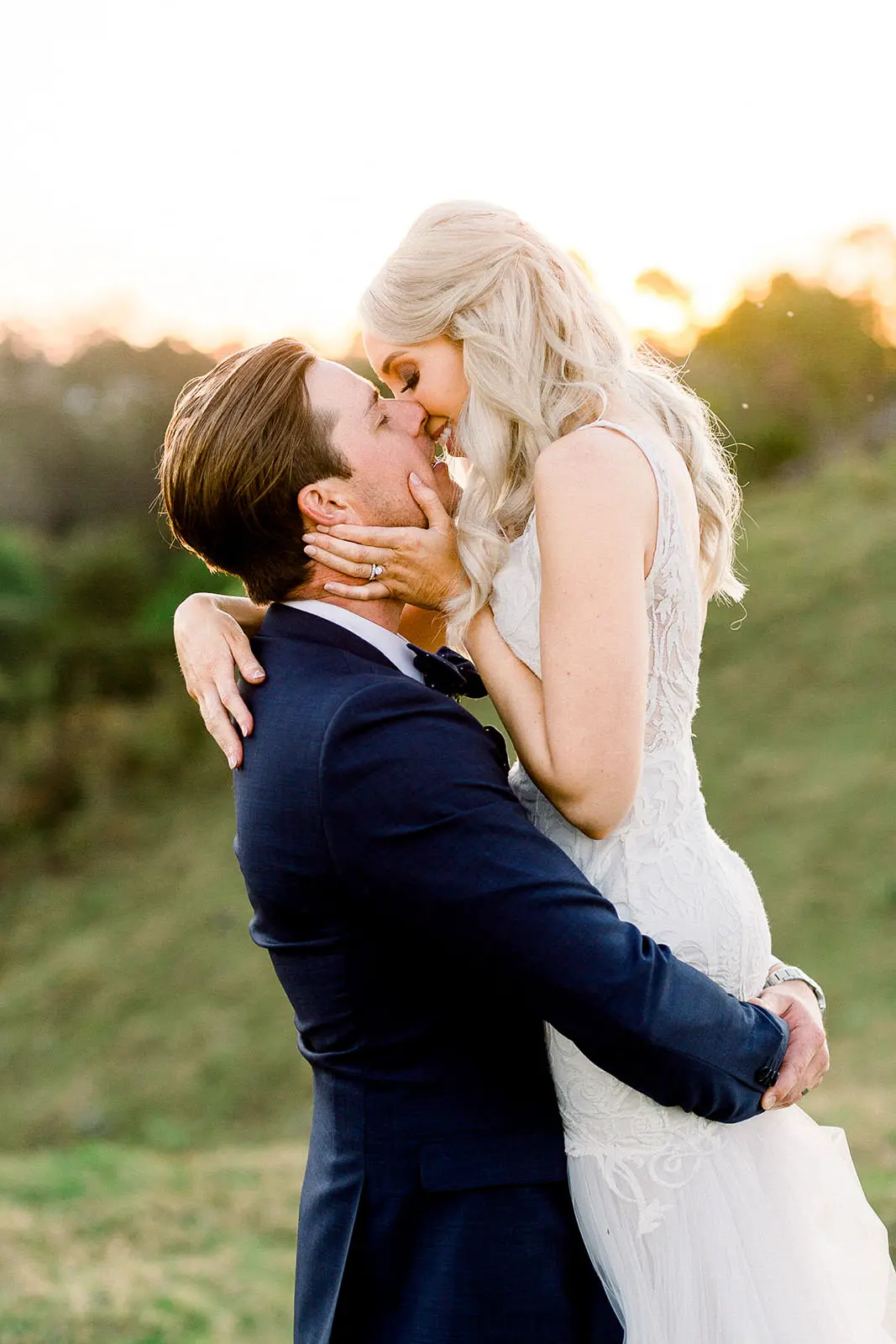 maleny hinterland wedding kiss